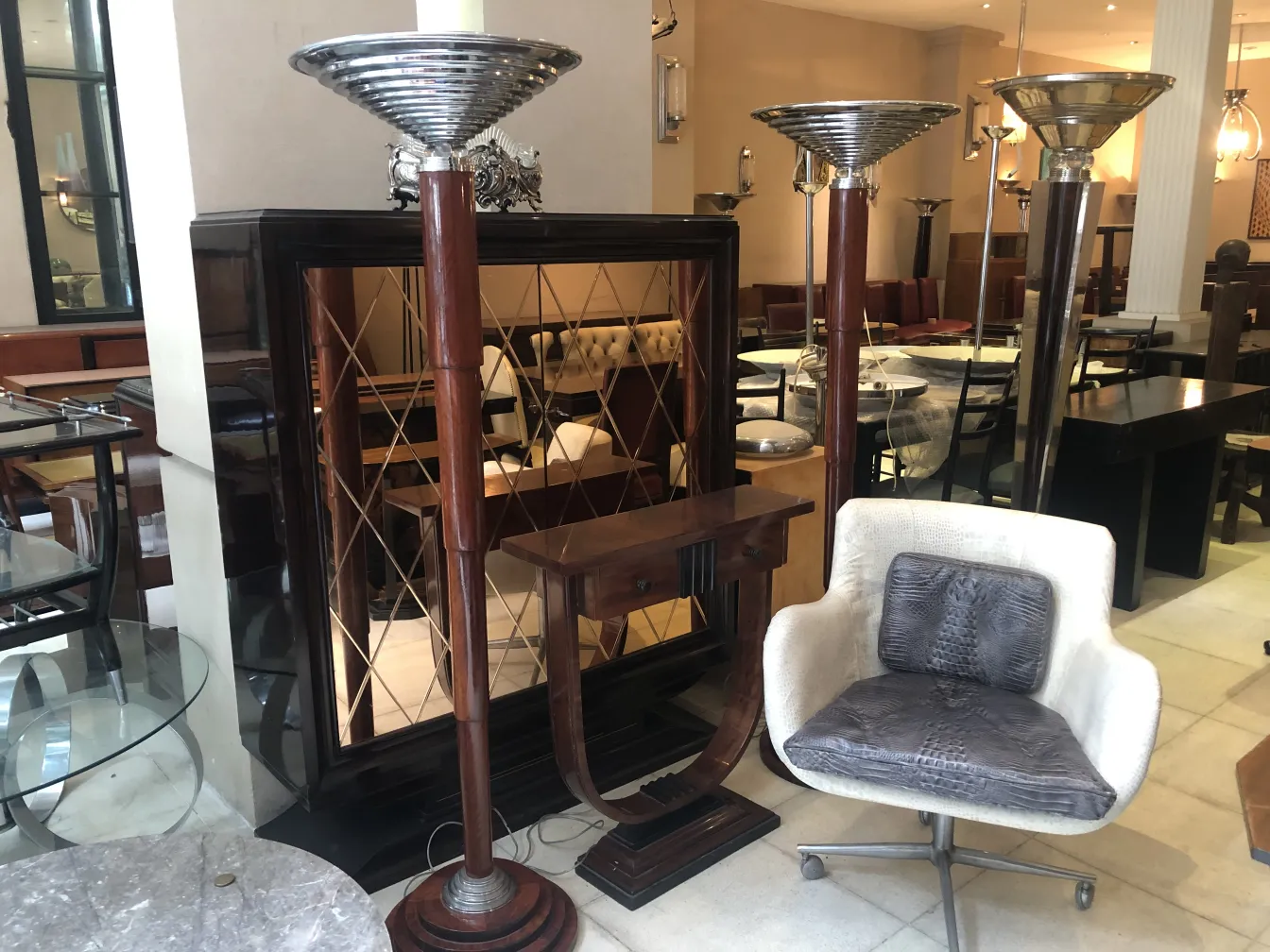 Poltrona antiga com design confortável em ambiente elegante.