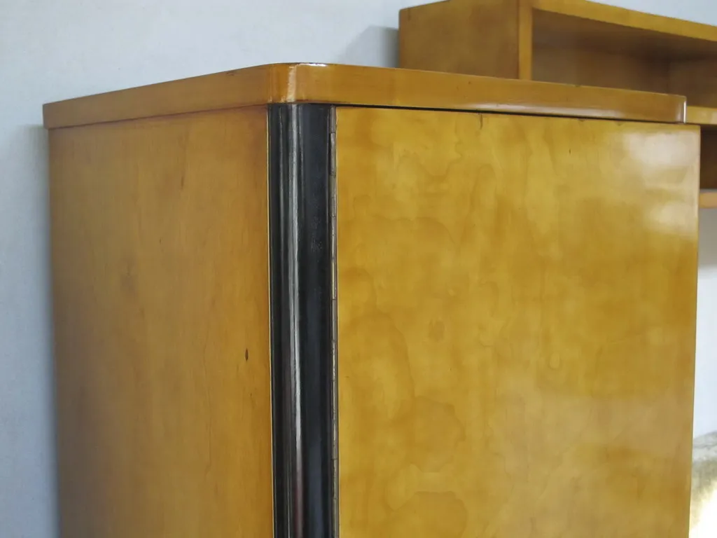 antiker Sessel mit klassischen Designdetails