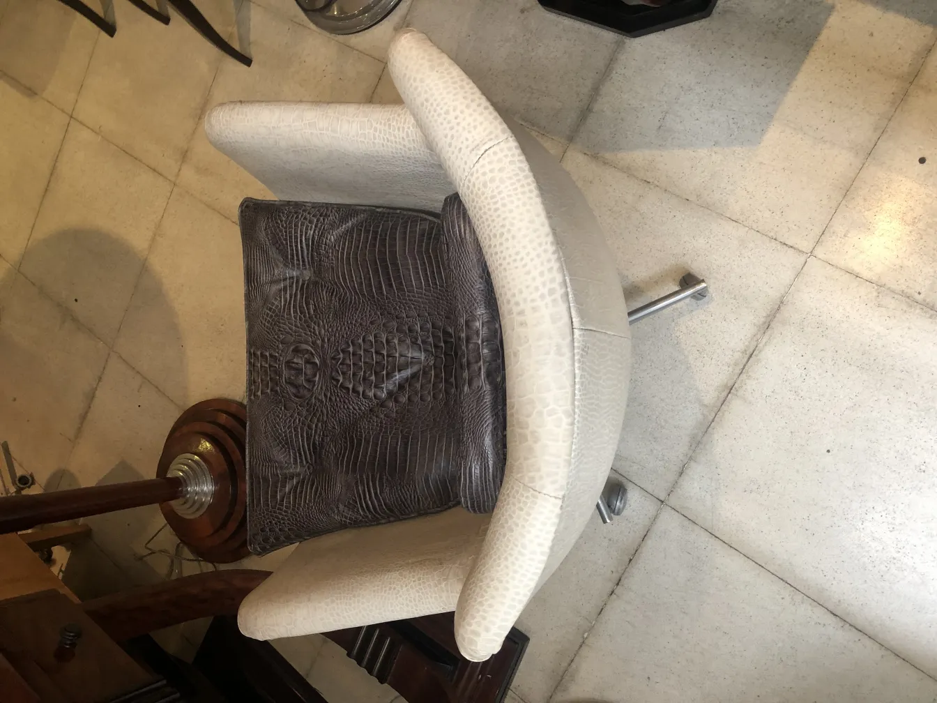 Sillón antiguo con diseño contemporáneo y cojín oscuro