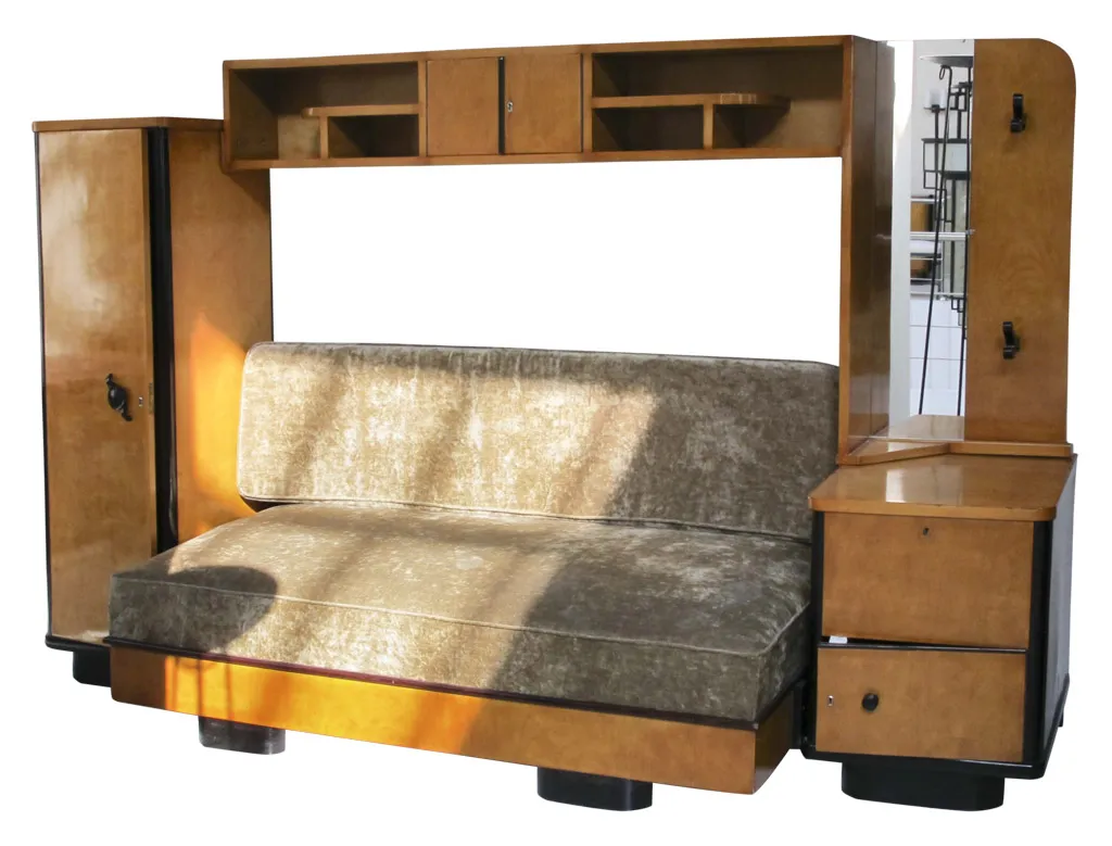 Fauteuil ancien avec espace de rangement et finitions douces.