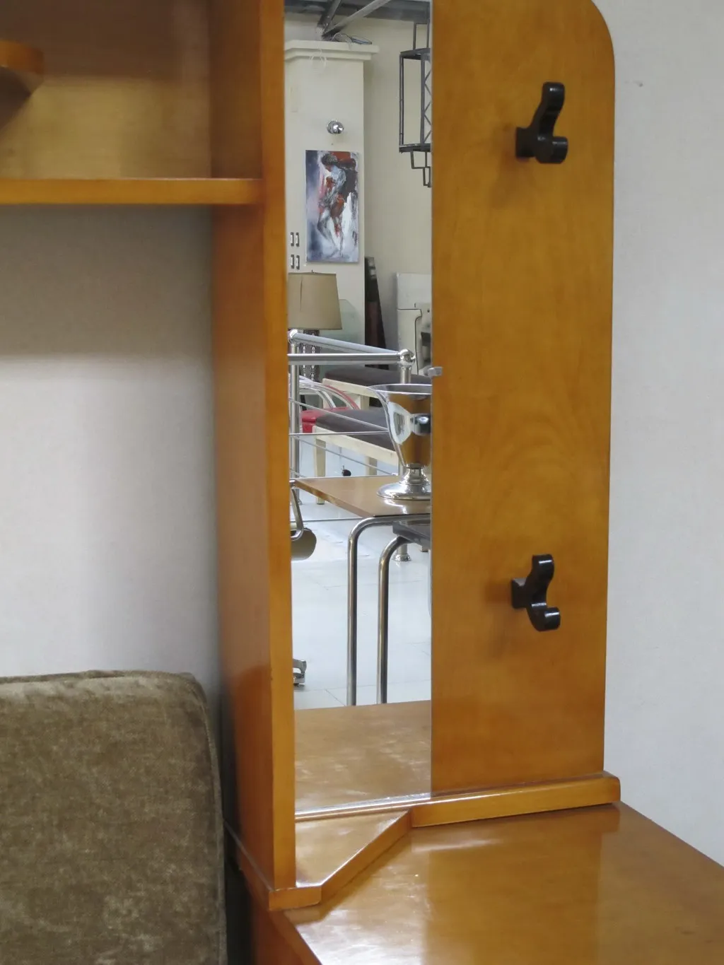 Antiker Sessel mit Spiegel, gemütlicher Hintergrund, Holzelemente