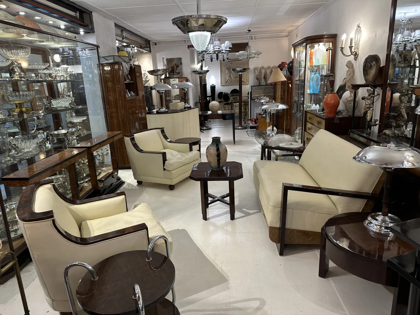 Poltrona antica confortevole in un ambiente elegante.