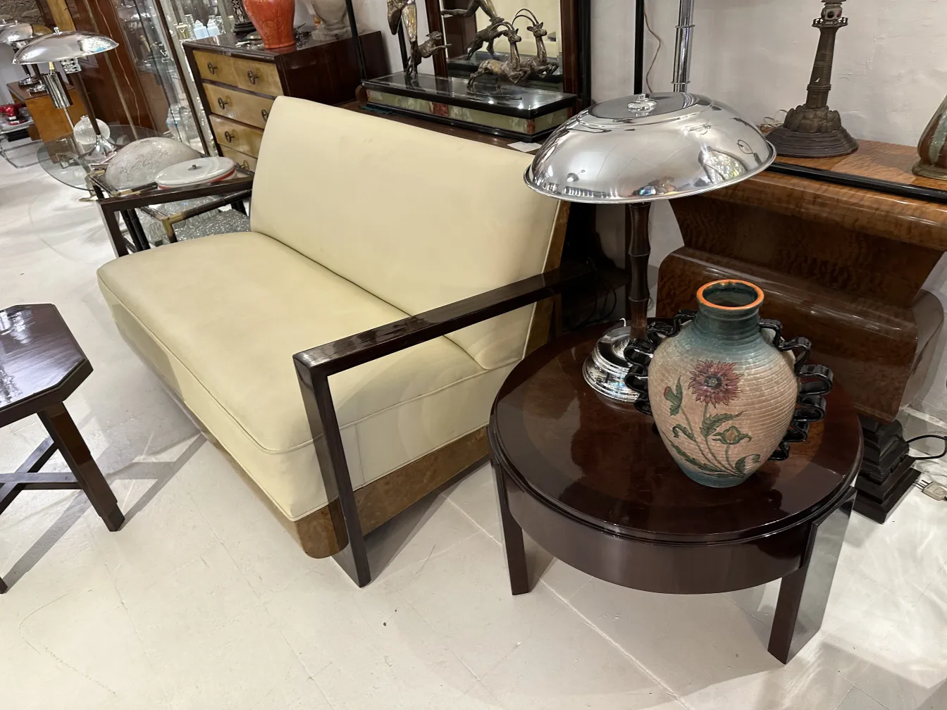 sillón antiguo con brazos en un entorno vintage