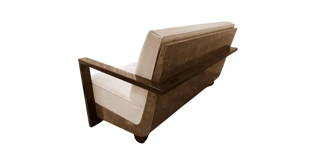 Antiker Sessel mit elegantem Design, niedrigem Rücken und Armlehnen, ideal für Gemütlichkeit in jedem Raum.