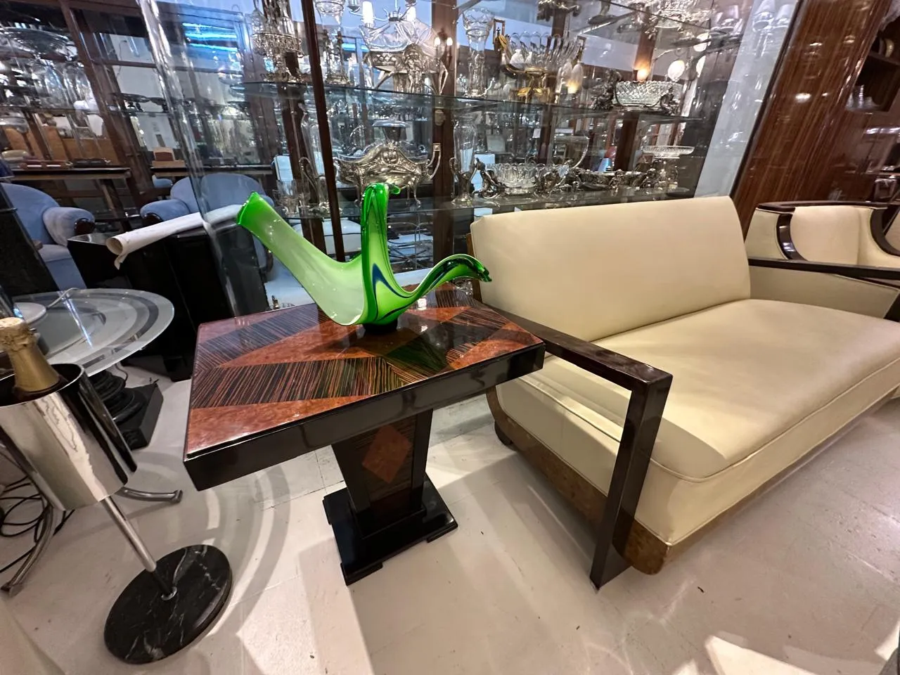 Fauteuil ancien confortable avec accoudoirs dans un cadre élégant.