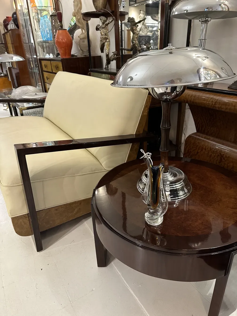 Poltrona antiga em estilo acolhedor em um ambiente elegante.