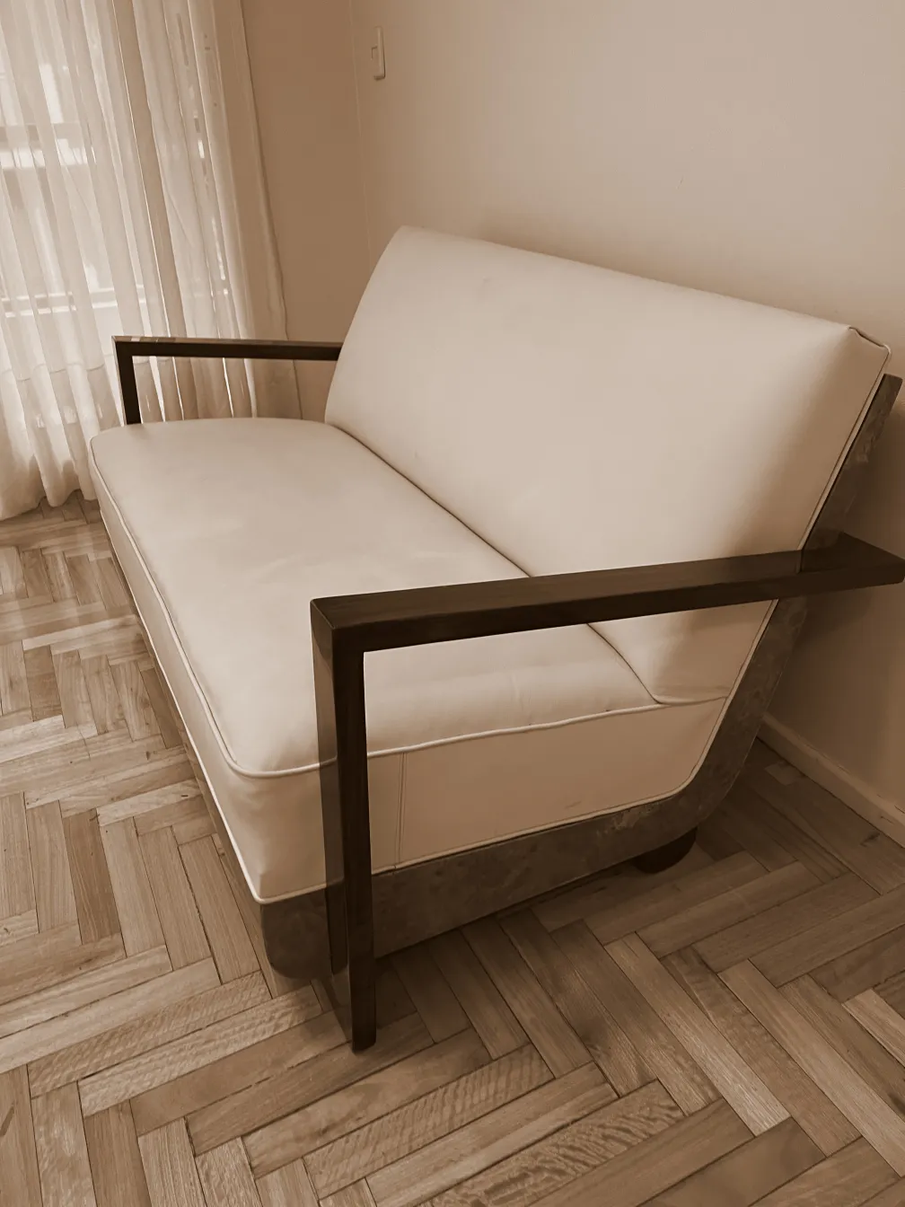 Sillón antiguo con brazo y diseño único en un ambiente acogedor