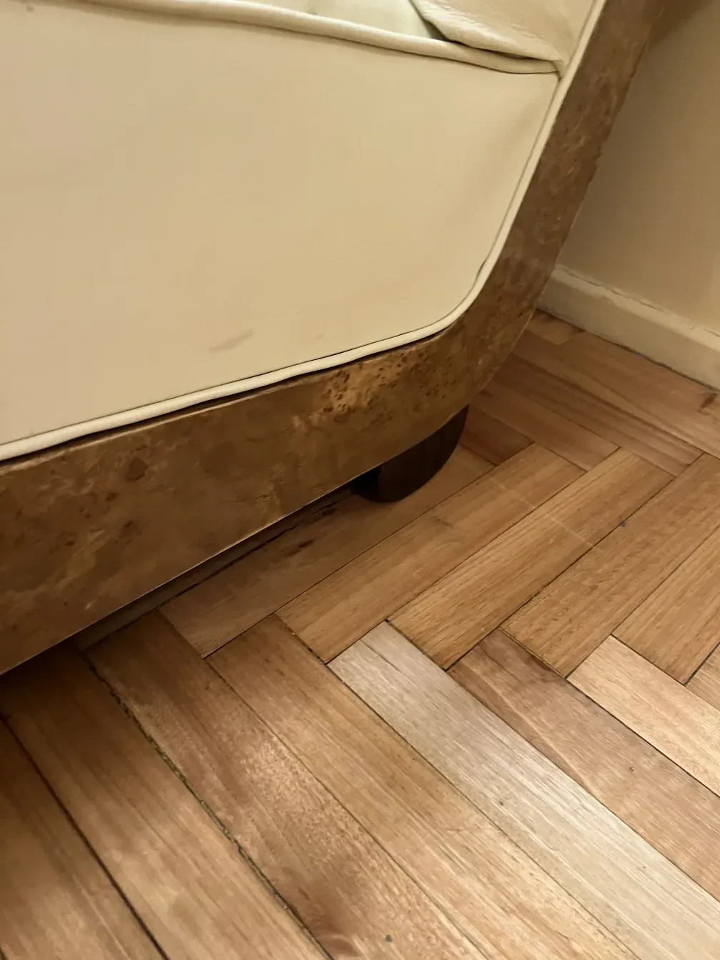 fauteuil ancien avec des détails dans un cadre confortable