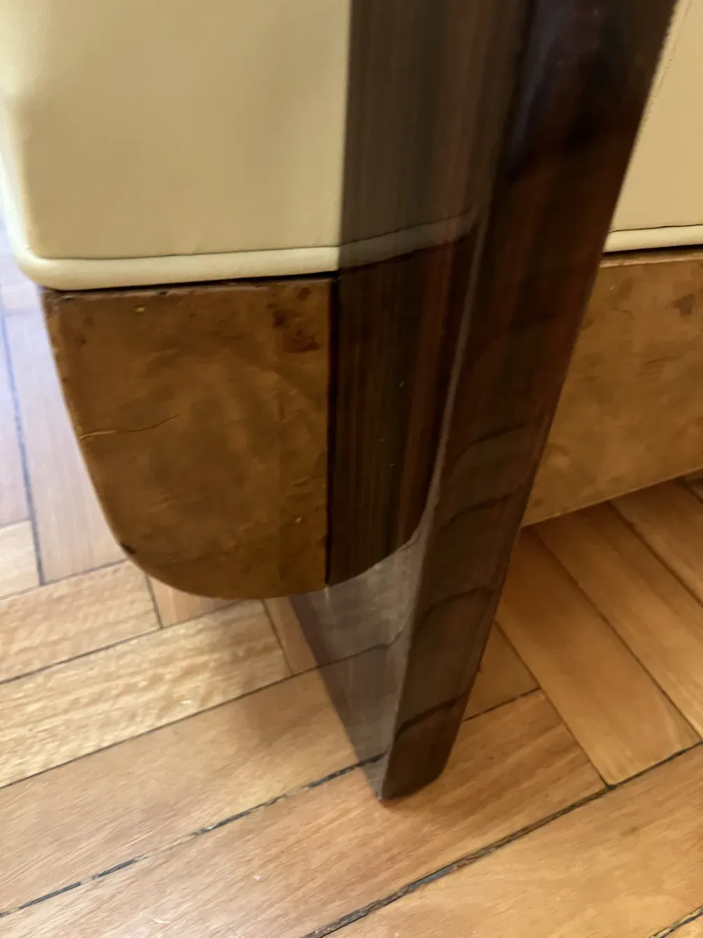 sillon antiguo con un diseño elegante y superficie lisa, ambiente acogedor