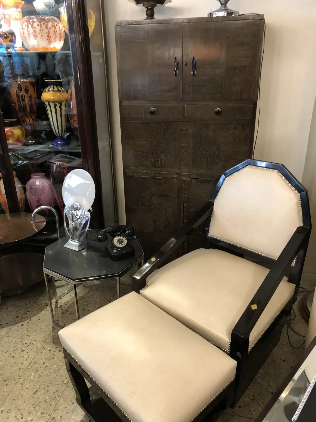 Fauteuil ancien avec design élégant dans un cadre chaleureux.