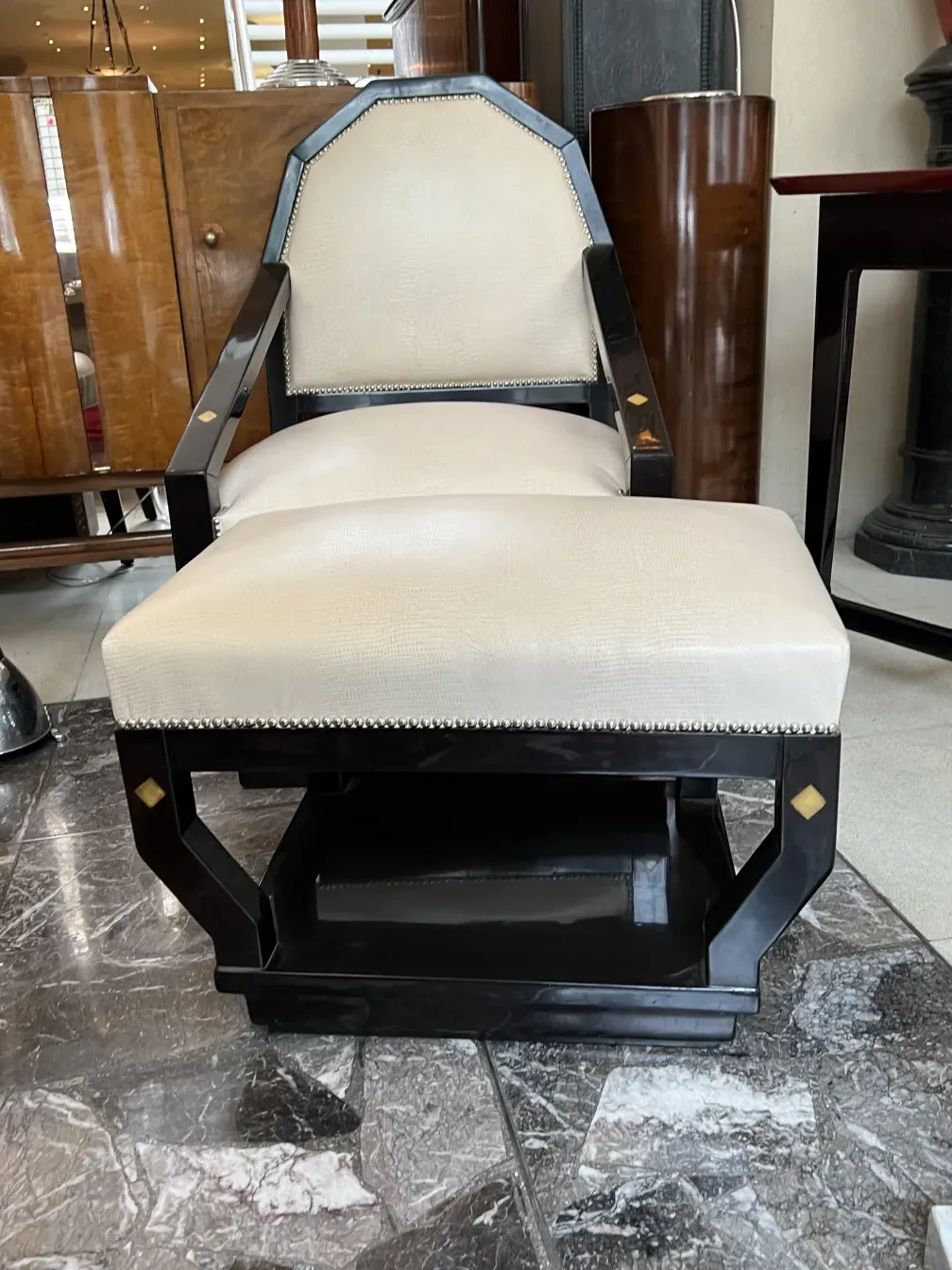 Poltrona antica confortevole con cuciture decorative.