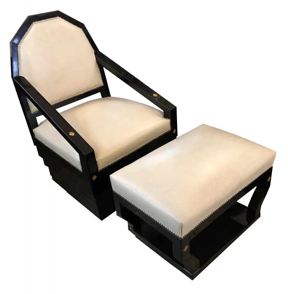 antik-sessel-mit-dekorativem-hocker, elegantes-design, gemütliche-atmosphäre