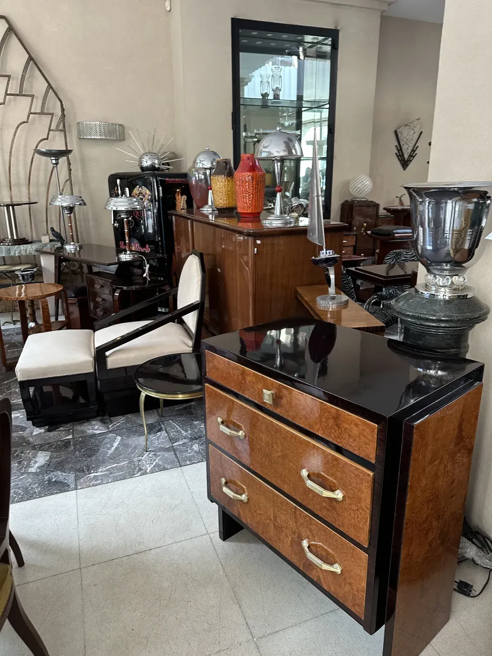 poltrona antiga confortável em um ambiente elegante