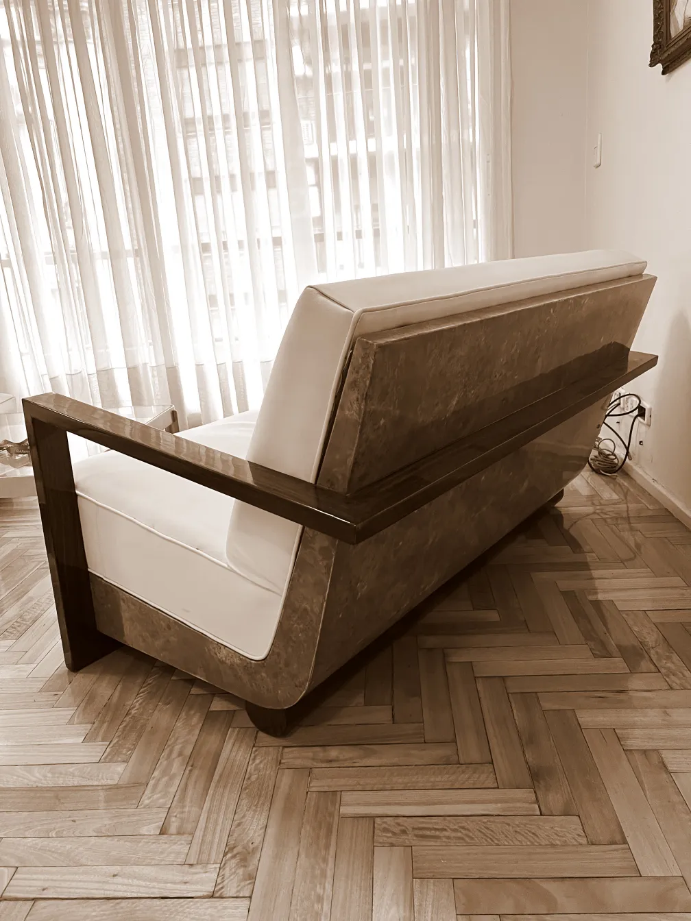 Antikes Sessel mit klassischem Design in eleganter Umgebung