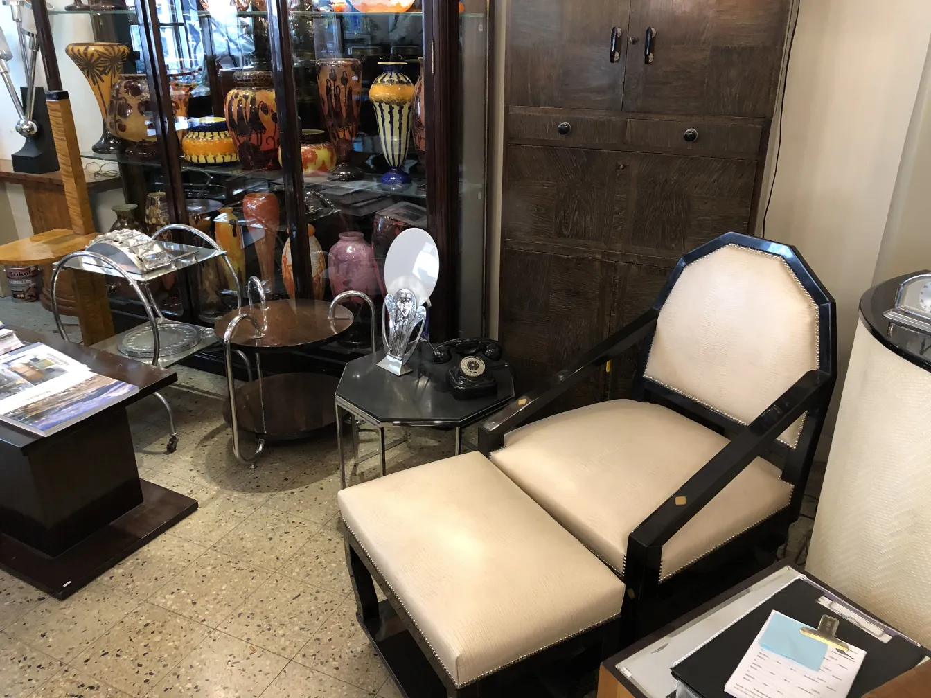 Sillón antiguo con diseño elegante en un entorno de antigüedades.