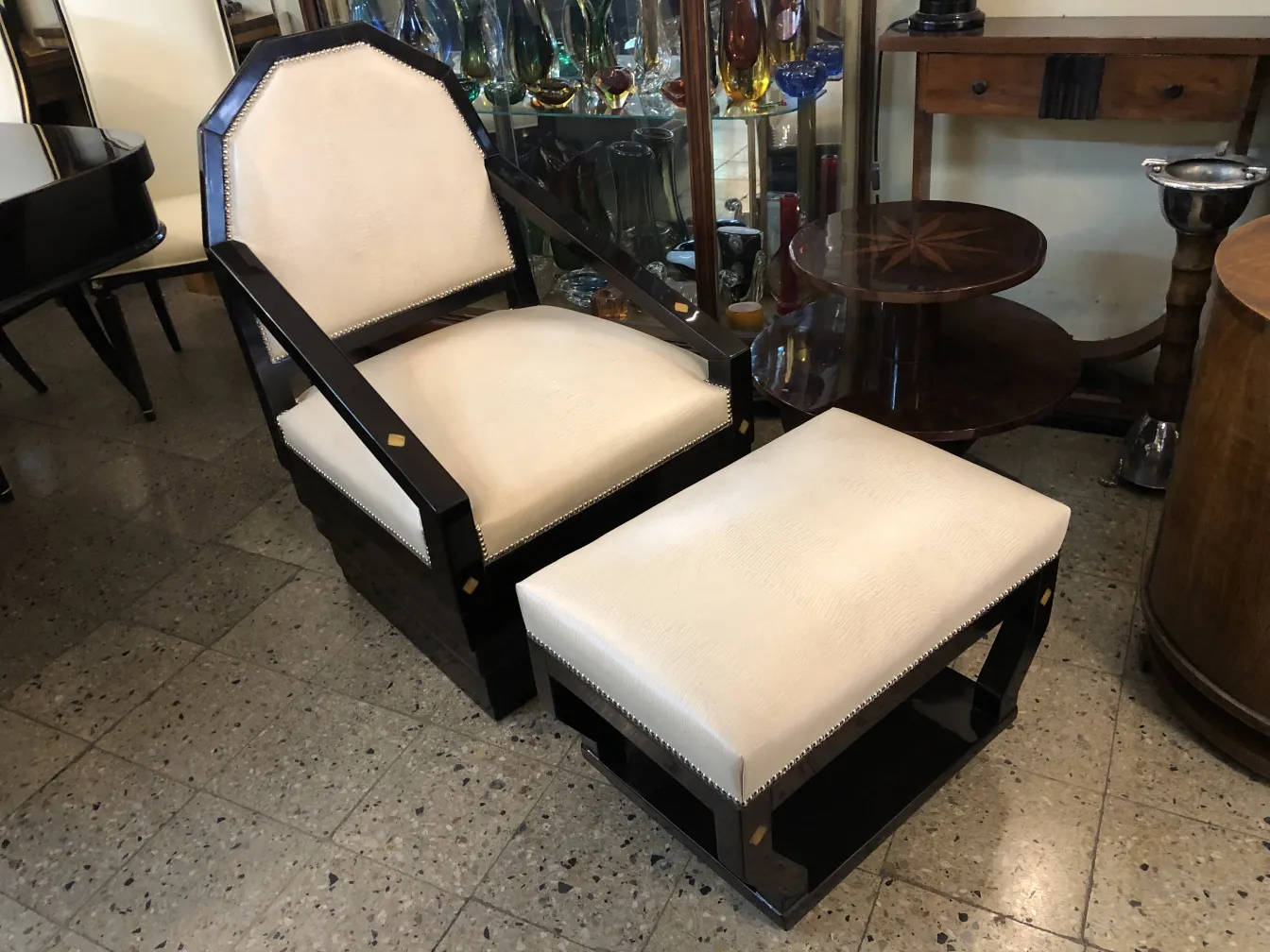 Poltrona antica con pouf in un ambiente elegante