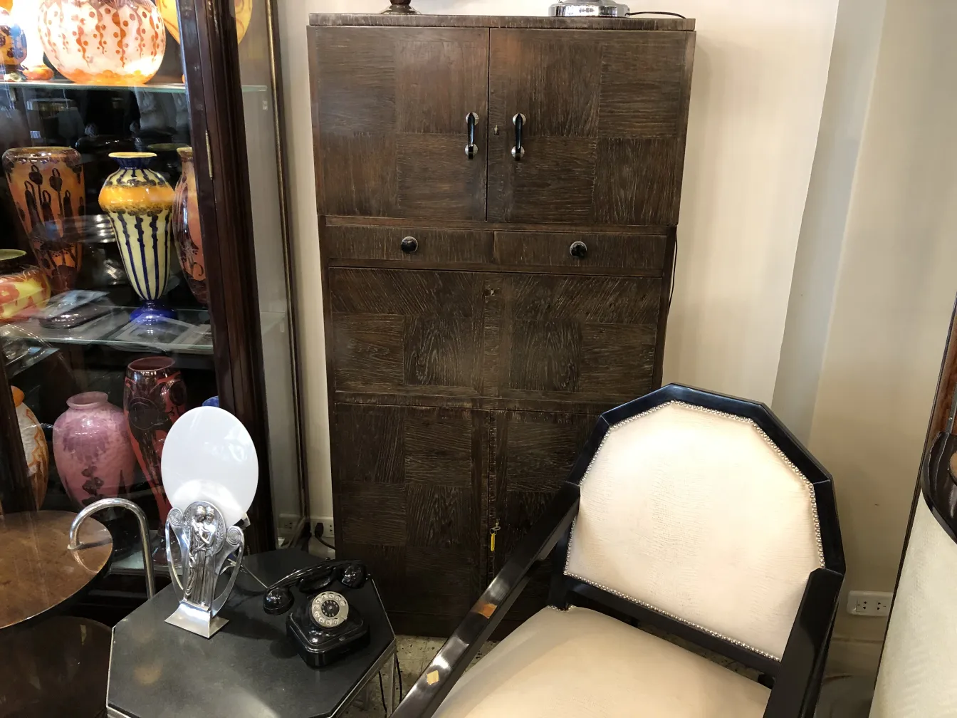 Ein antiker Sessel mit elegantem Design in einem klassischen Ambiente