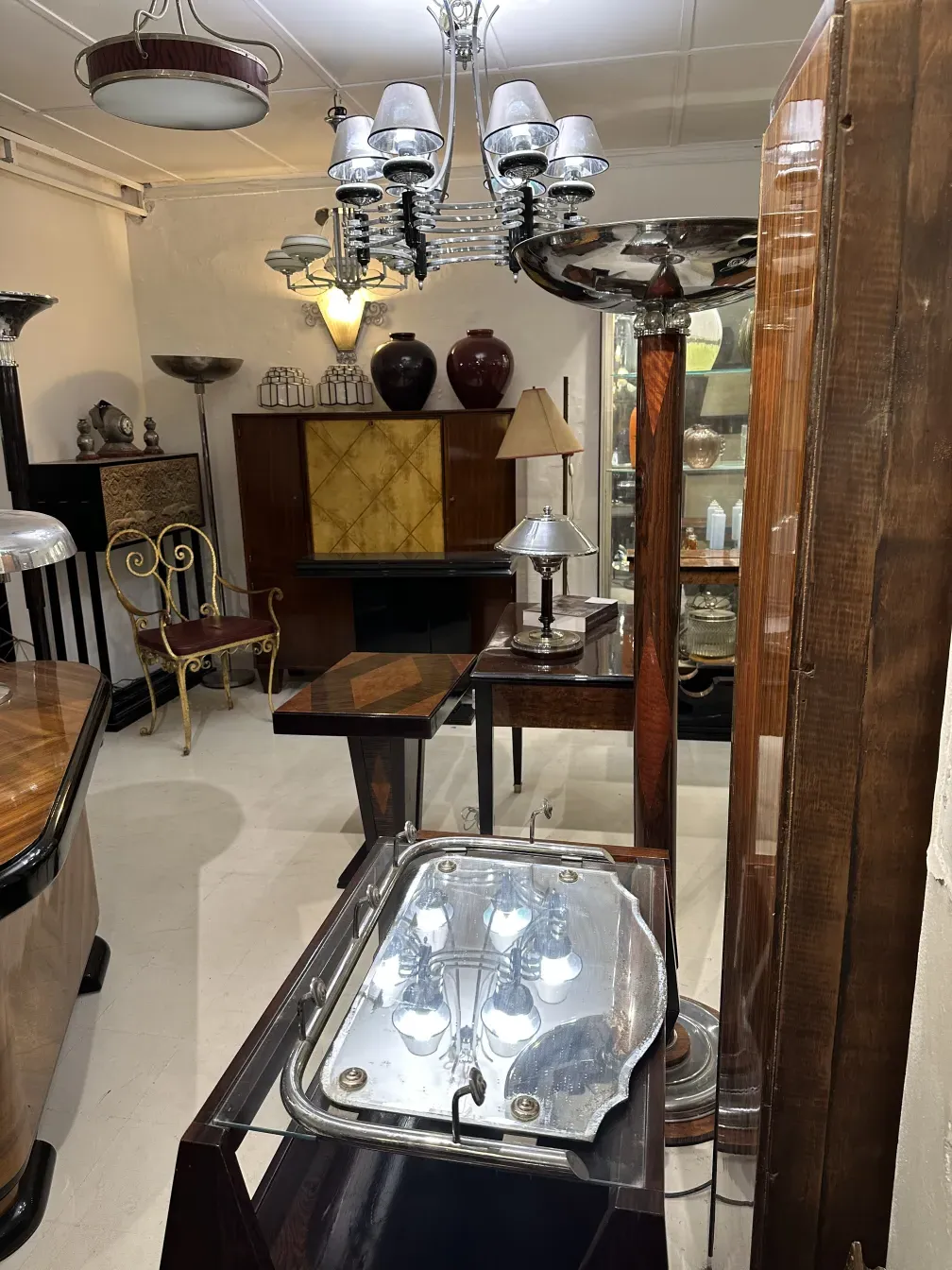 poltrona antica con stile classico in un ambiente elegante