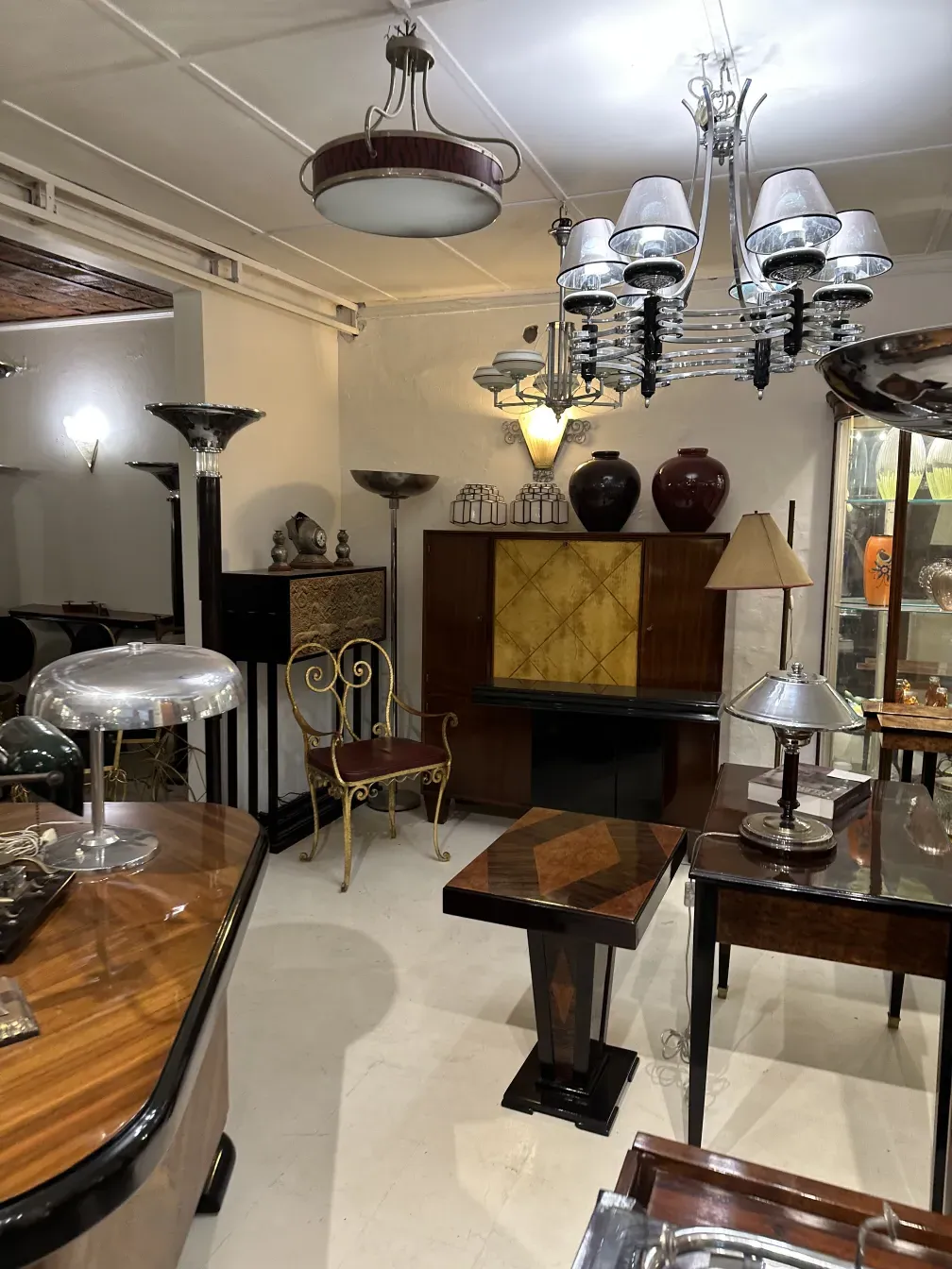 Vista de un antiguo sillón con un diseño acogedor en un ambiente vintage