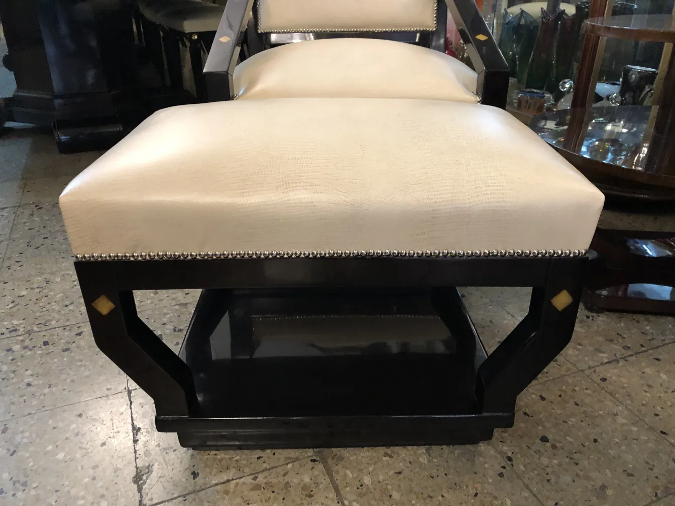 sillón antiguo con asiento de color crema, ambiente acogedor