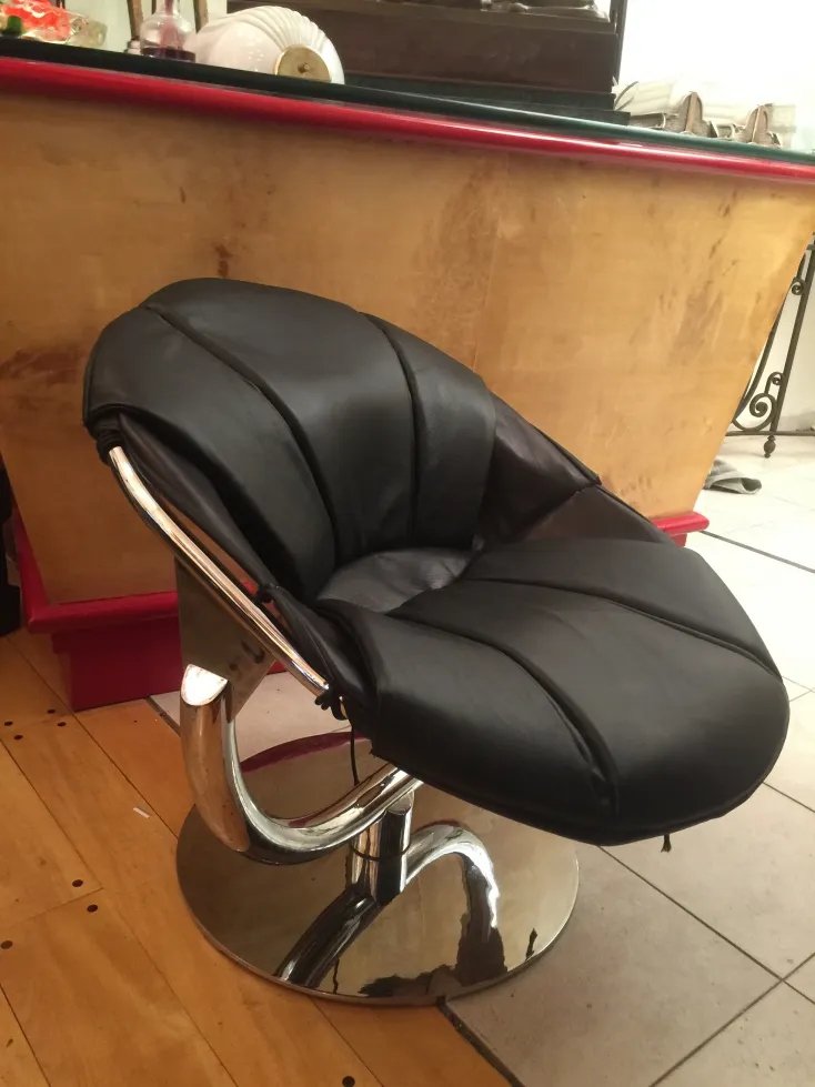 Sillones antiguos de diseño moderno en un ambiente acogedor