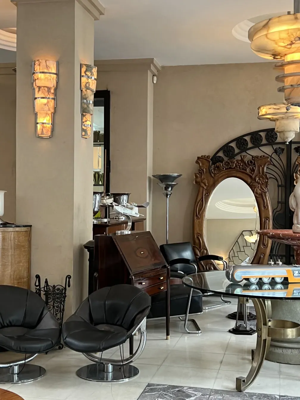 deux fauteuils antiques noirs avec base en métal à madrid, cadre élégant