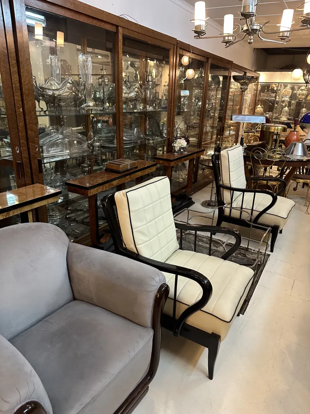 Duas poltronas antigas de Paolo Buffa em um ambiente decorativo