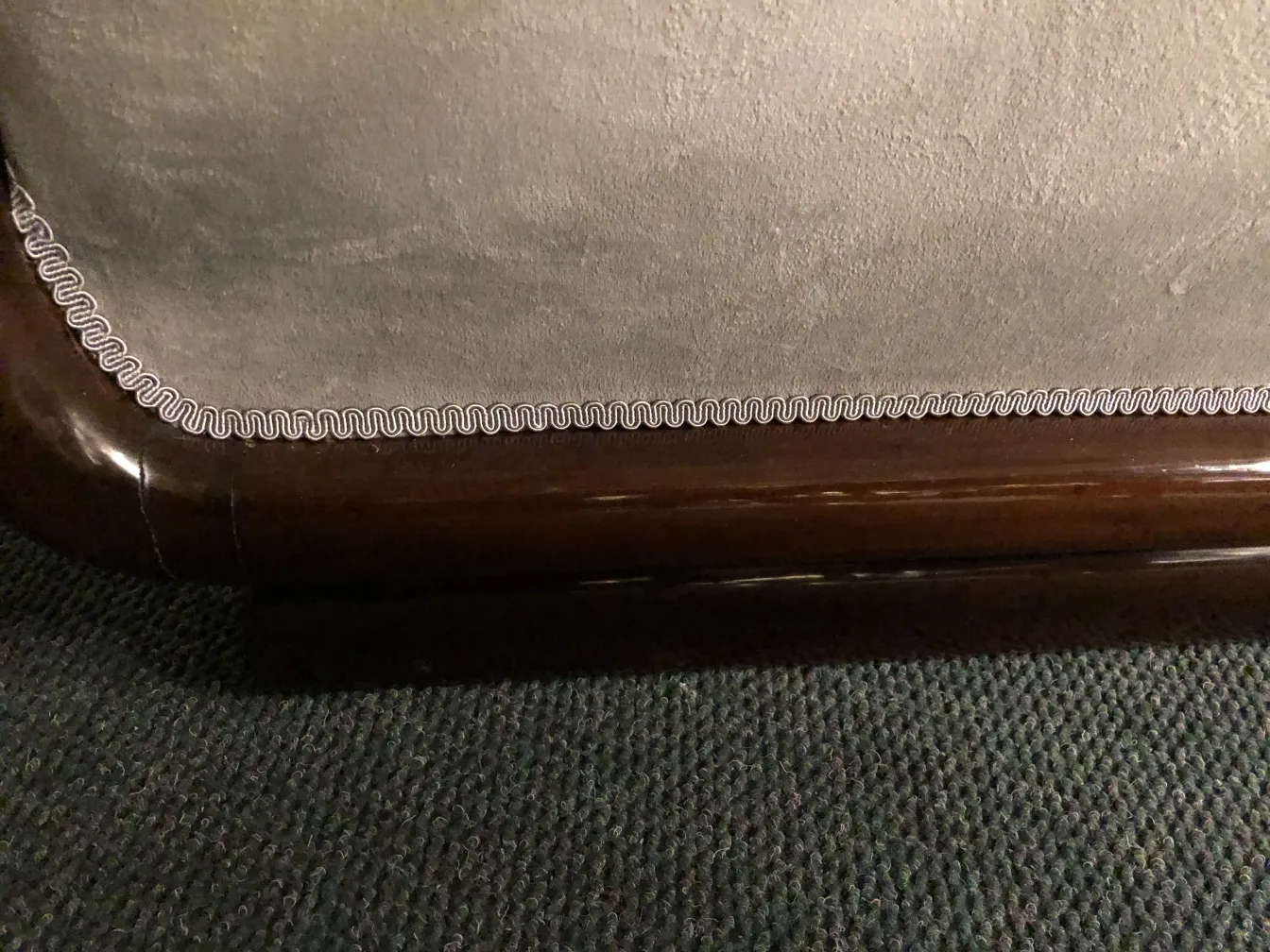 seitliche Ansicht von 2 antiken Armlehnstühlen mit Stickerei