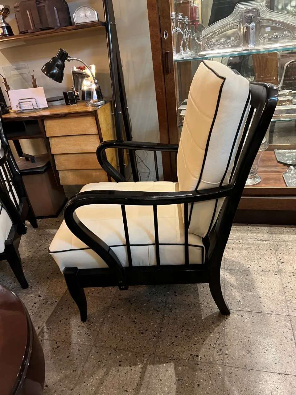 2 fauteuils anciens dans un cadre avec lampe et meubles