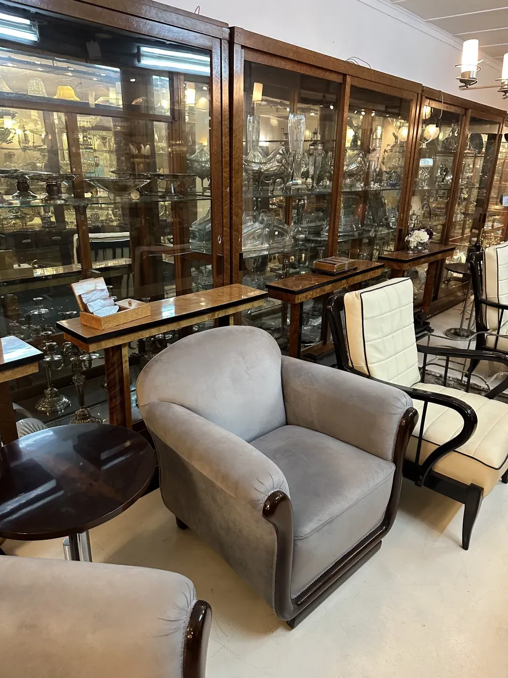 duas poltronas antigas com design atraente em um ambiente elegante.