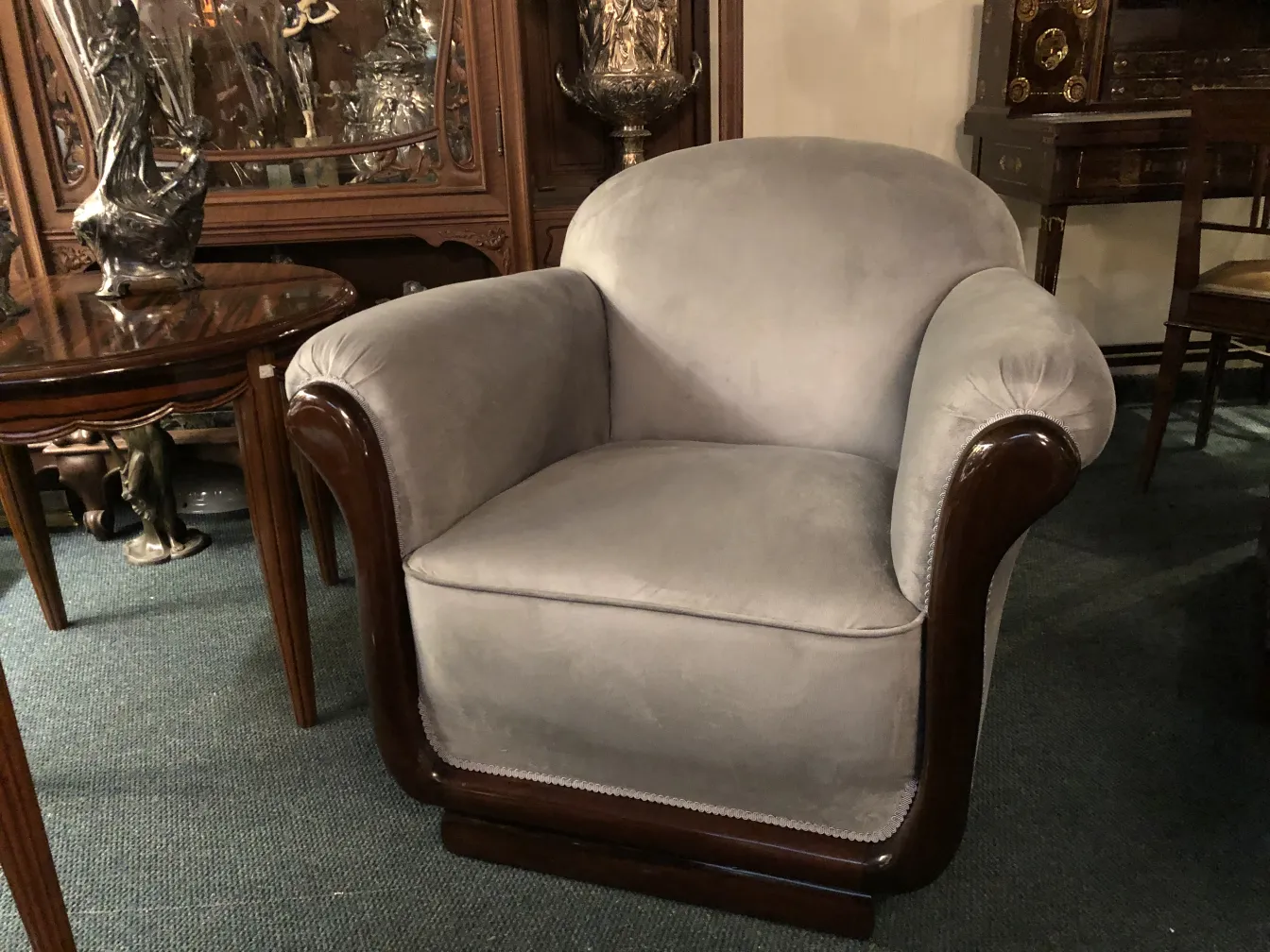 due poltrone antiche dal design elegante in un ambiente accogliente