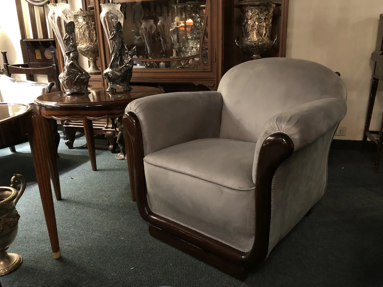 Poltronas antigas com design elegante, em um ambiente sofisticado.