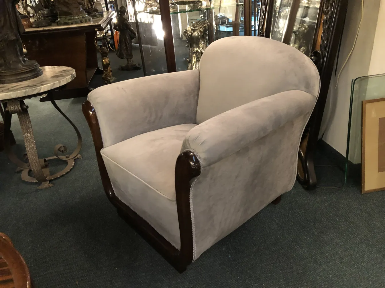 deux fauteuils anciens confortables dans un cadre ancien