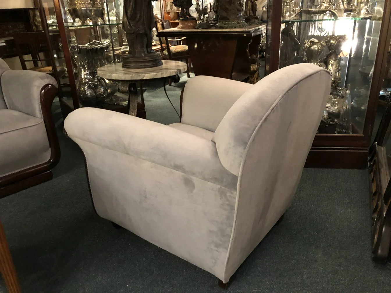 2 poltronas antigas com design aconchegante em um ambiente clássico