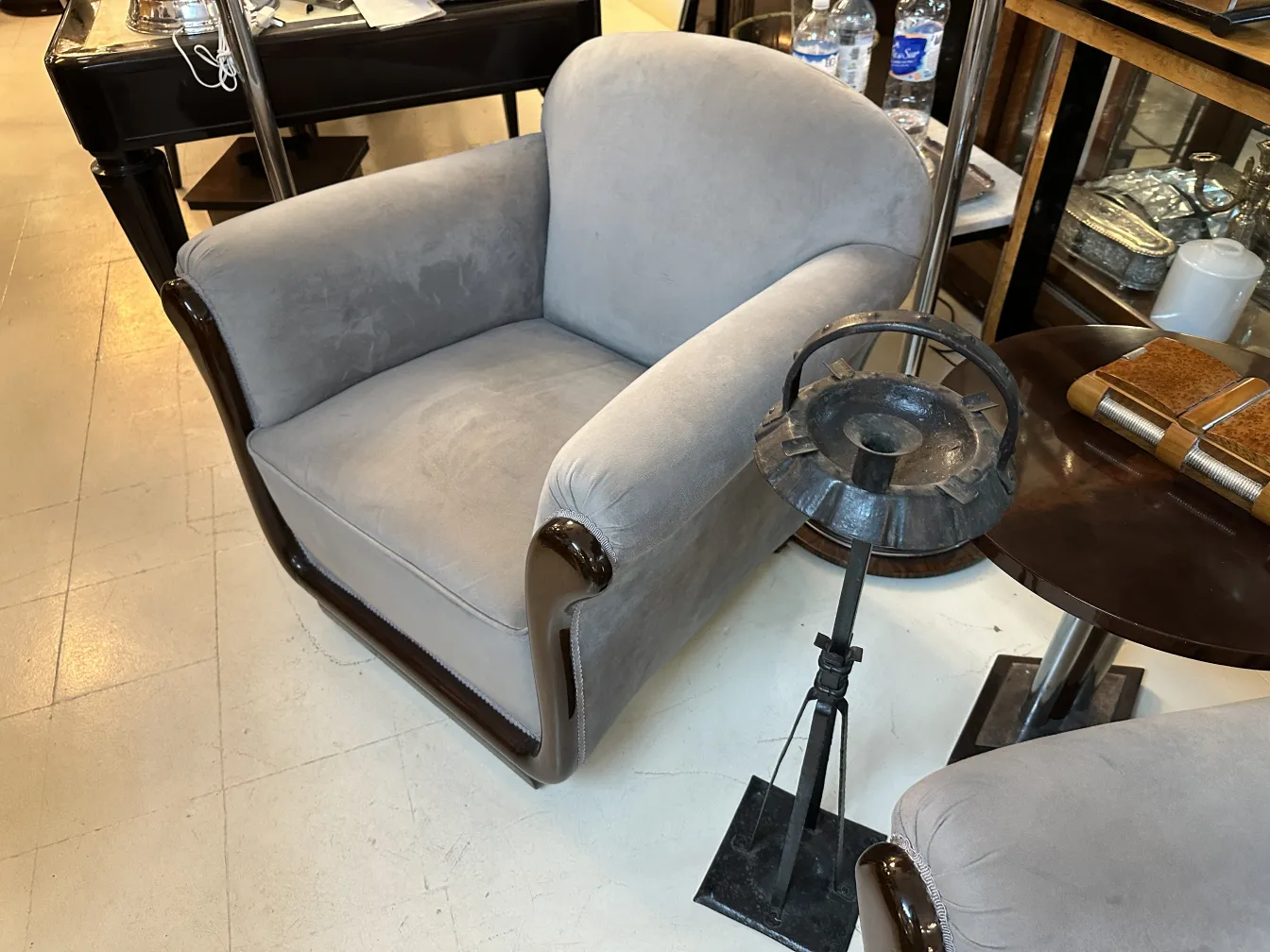 2 poltronas antigas em um ambiente elegante, com mesa e acessórios