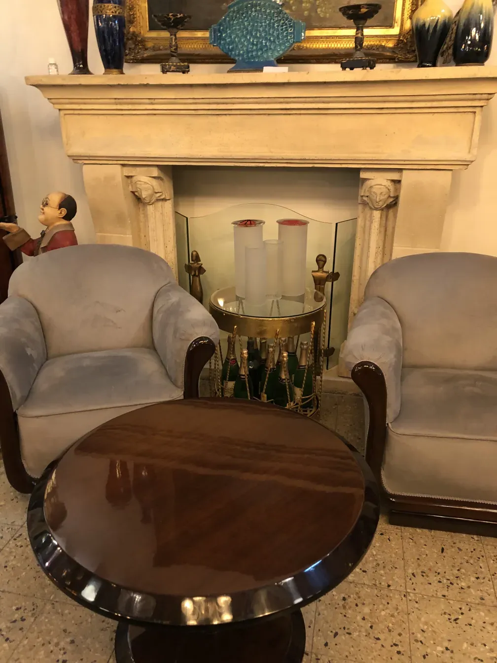 Deux fauteuils antiques dans une atmosphère élégante et chaleureuse.