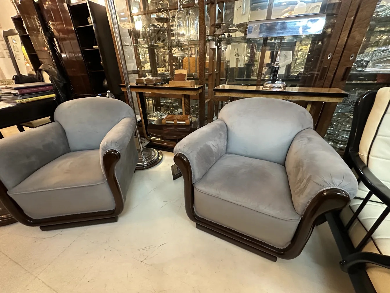 Dos sillones antiguos elegantes en un entorno clásico