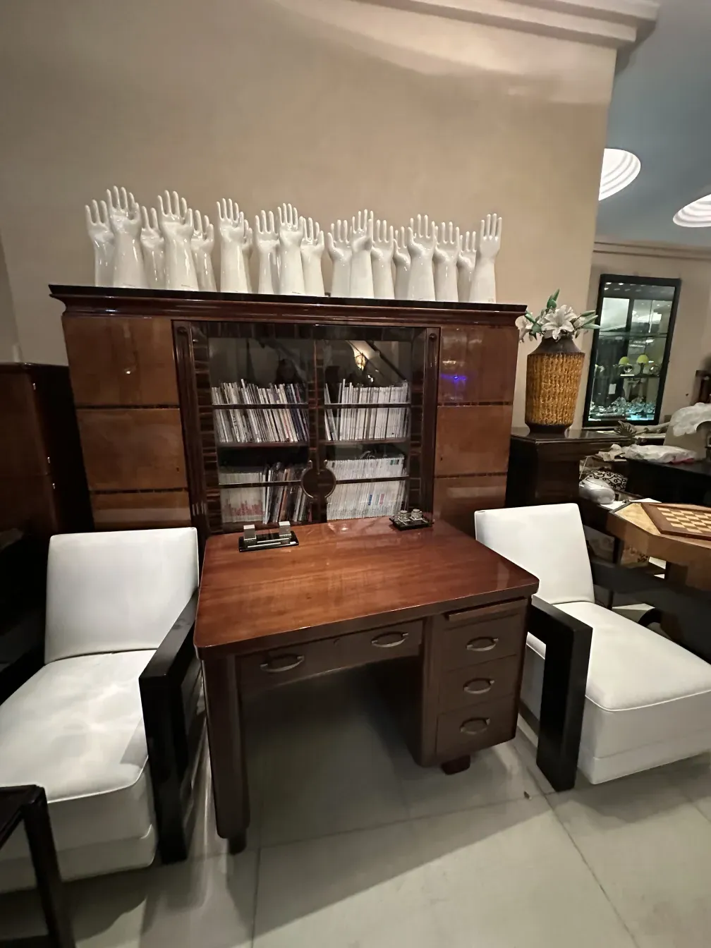 Duas poltronas antigas de design clássico em um ambiente aconchegante