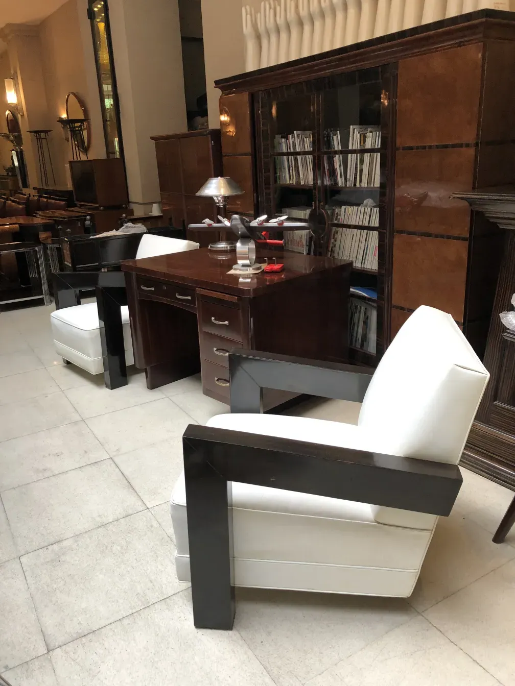 due poltrone antiche con design elegante in un ambiente accogliente.