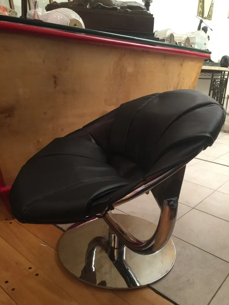 Deux fauteuils anciens au design moderne dans un cadre élégant, avec un fond décoratif. Parfaits pour n'importe quelle pièce.