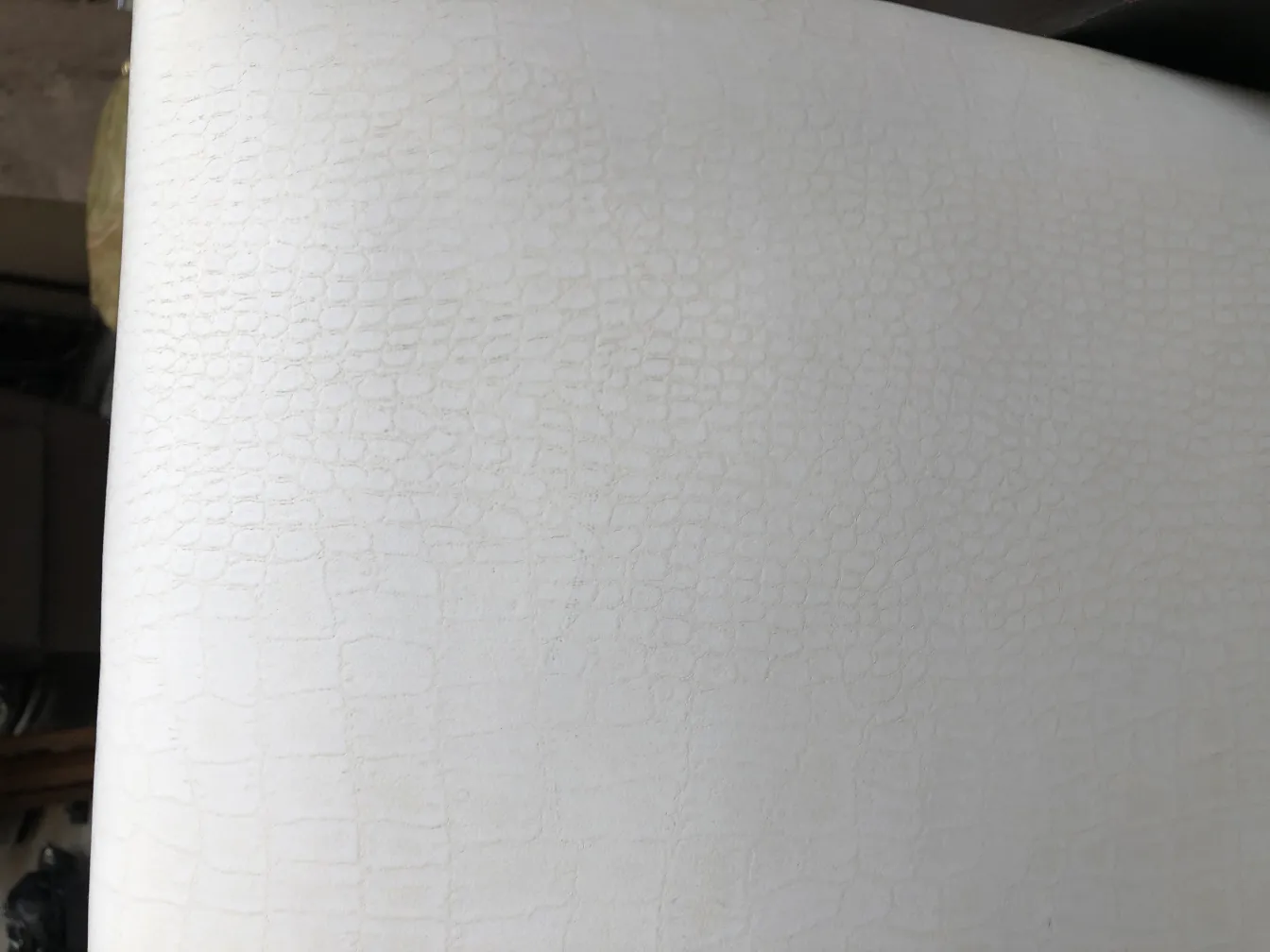 Poltrone antiche bianche con texture visiva unica, atmosfera accogliente.