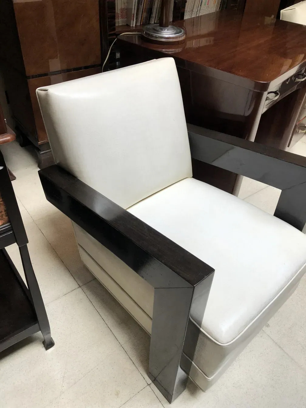 Vista de dos sillones antiguos con diseño contemporáneo