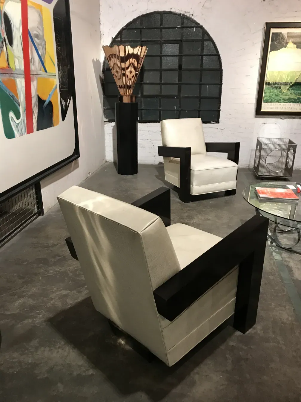 deux fauteuils anciens avec design moderne dans un cadre artistique