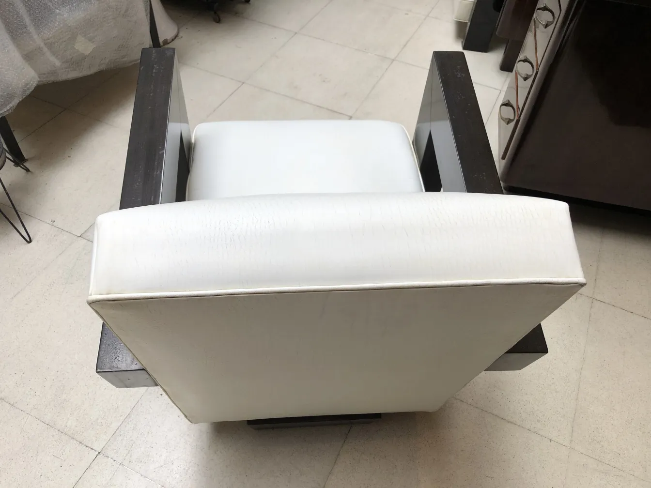 Dos sillones antiguos con reposabrazos en un ambiente acogedor