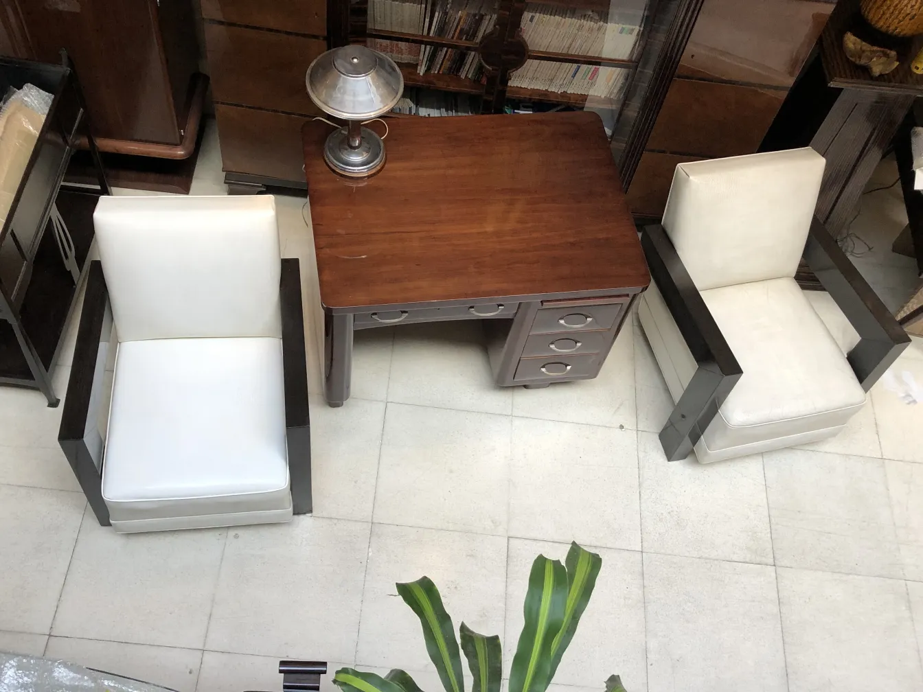 vista dall'alto di 2 poltrone antiche in un ambiente accogliente