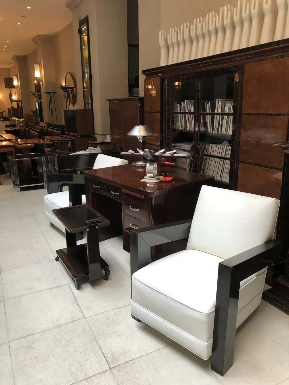 Vue d'ensemble de 2 fauteuils antiques dans un cadre élégant