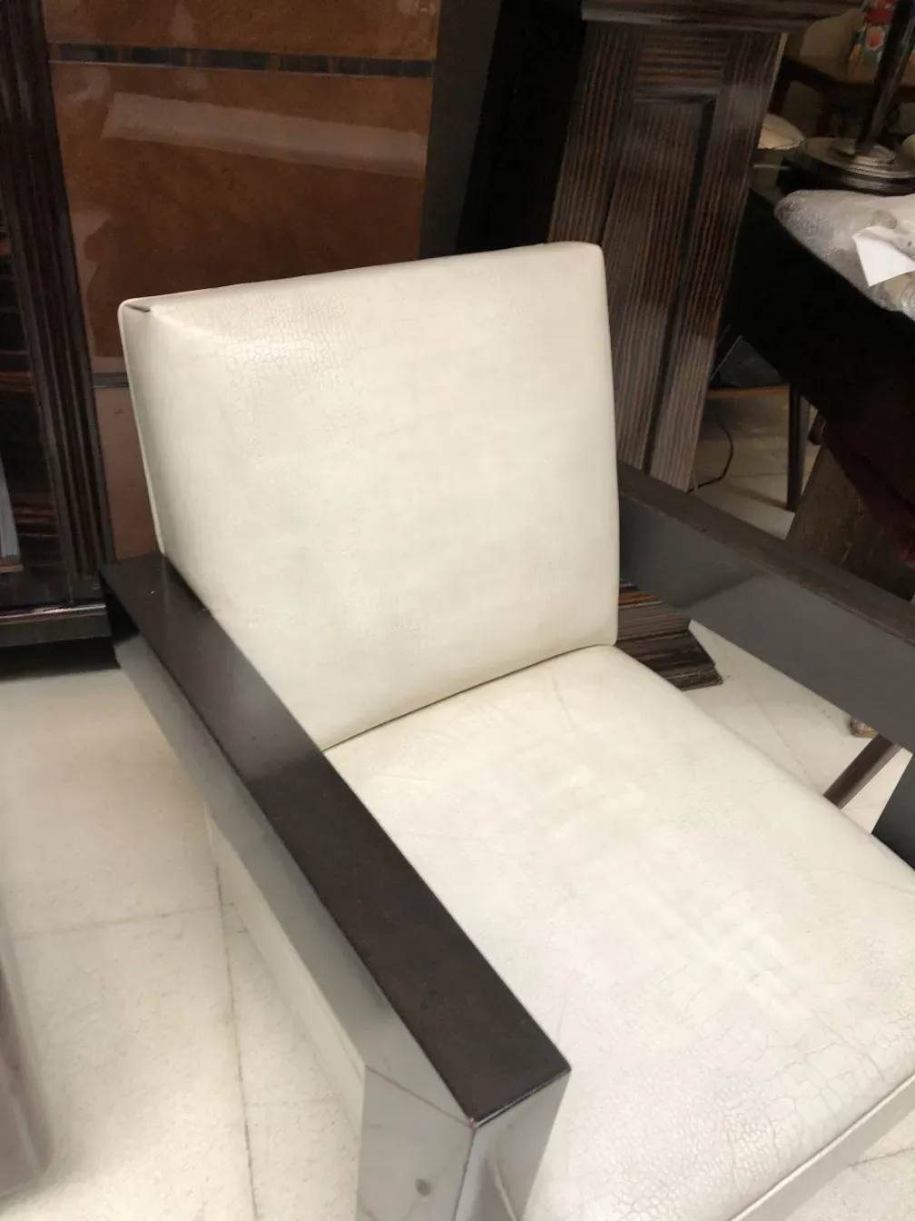 Duas poltronas antigas com design elegante em um ambiente aconchegante