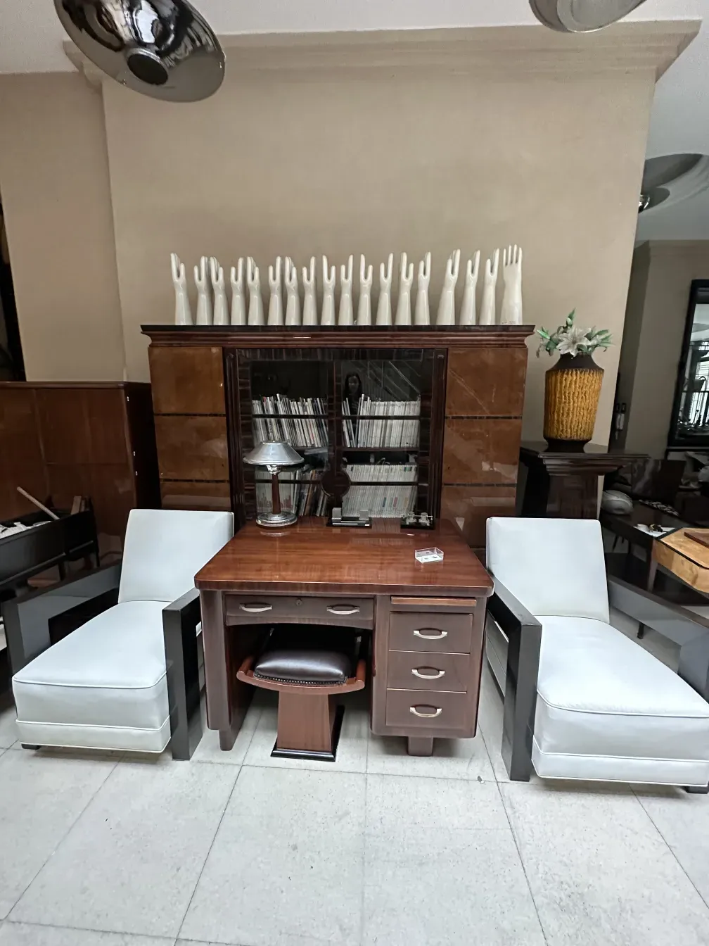 Due poltrone di design classico in un ambiente accogliente con tavolo