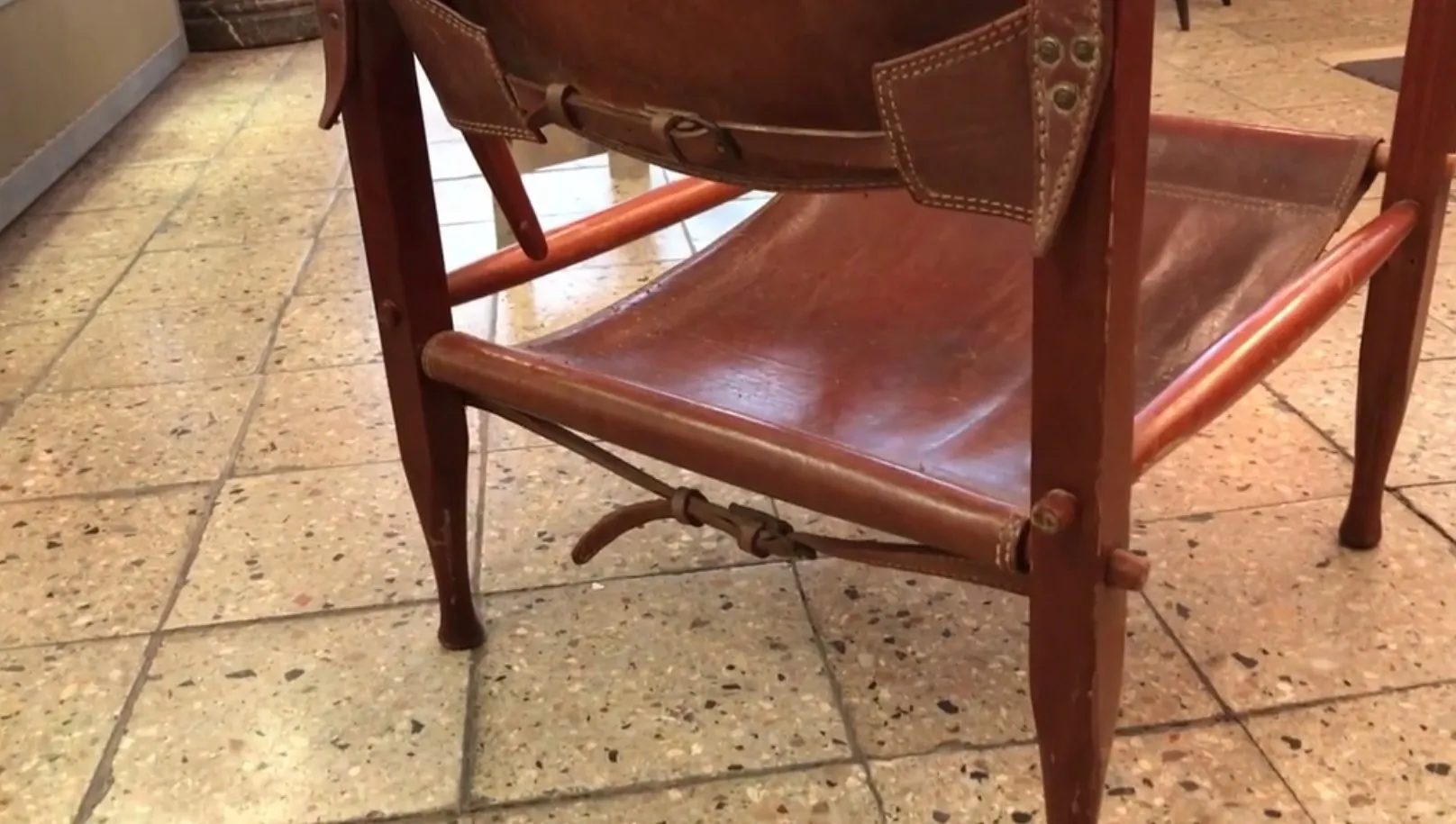 duas poltronas antigas com design específico, ambiente agradável