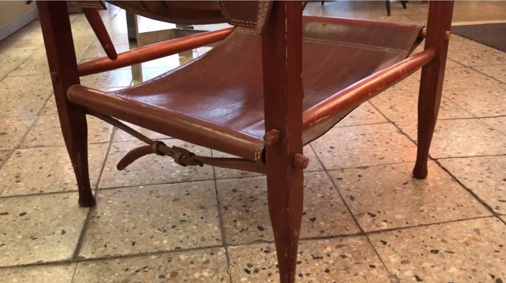 दो प्राचीन कुर्सियाँ, जिनमें Kaaren Klint के अनोखे विवरण हैं, एक सुखद वातावरण में।